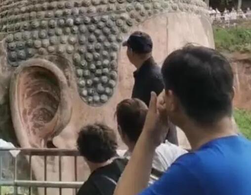 景區(qū)回應(yīng)一男子爬上樂山大佛頭頂 真相曝光簡直太驚人了