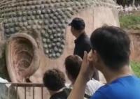 景區(qū)回應(yīng)一男子爬上樂山大佛頭頂 真相曝光簡直太驚人了