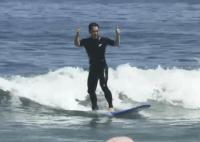 日本政客出新招:到福島沖浪 以“反駁國(guó)內(nèi)外批評(píng)處理水”的聲音