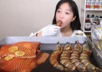 韓博主邊吃海鮮邊為日本酒代言 引發(fā)網(wǎng)友爭(zhēng)議