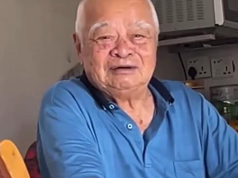 爺爺咳嗽不小心把假牙咳出迅速撤回