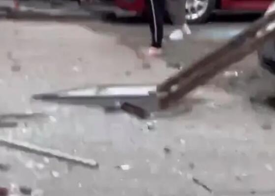 江蘇一小區(qū)燃?xì)獗ㄒ缮婕靶贪?房間的封閉陽(yáng)臺(tái)全部被掀飛