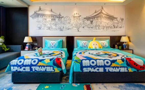 店方回應(yīng)畫家舉報(bào)酒店盜畫 照片顯示背景畫與其作品十分相似