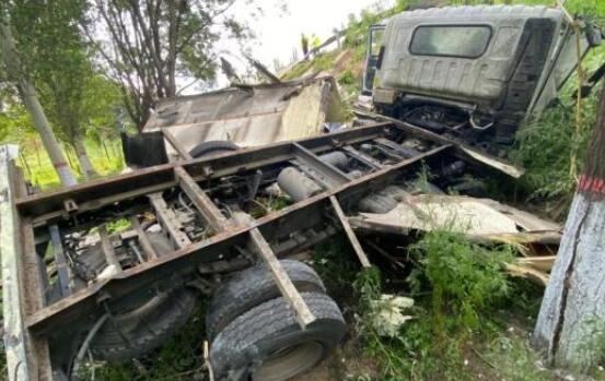 貨車爆胎側(cè)翻司機(jī)因貓丟了大哭 車箱損壞嚴(yán)重司機(jī)并無(wú)大礙