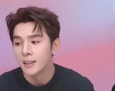 媒體估算李佳琦一年收入18個億 直播懟網(wǎng)友有引起網(wǎng)友的不滿和質(zhì)疑