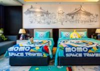 店方回應(yīng)畫家舉報(bào)酒店盜畫 照片顯示背景畫與其作品十分相似