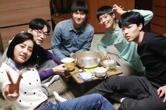 月薪3萬 他們卻選擇長(zhǎng)期住青旅 門內(nèi)時(shí)而傳出陣陣歡笑聲