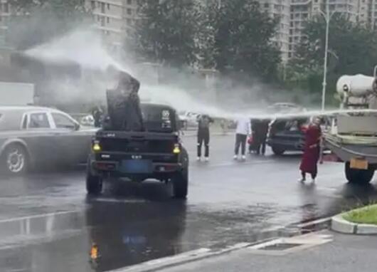 婚鬧天花板?新郎被灑水車噴水 新郎全身濕透