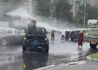 婚鬧天花板?新郎被灑水車噴水 新郎全身濕透