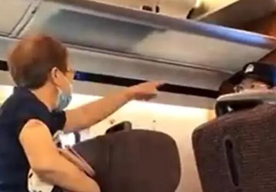 兩老人無視乘警勸阻霸占高鐵辦公位 視頻曝光實(shí)在是讓人氣憤