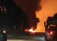 河北一油罐車爆炸 現(xiàn)場火光沖天 交警在路上設卡禁止通行