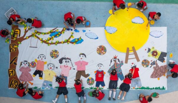 年輕人早早爭(zhēng)做中秋節(jié)顯眼包 精美傳統(tǒng)造型的燈籠