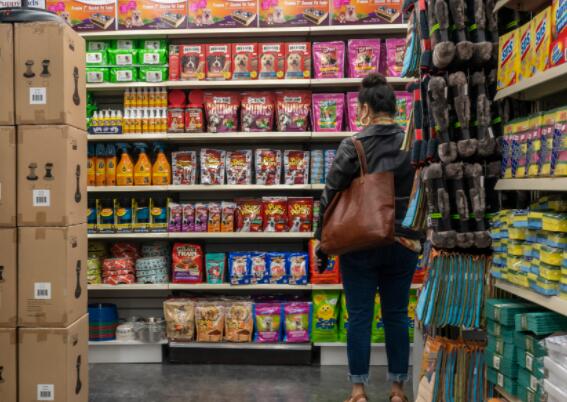 美媒調(diào)查:美國(guó)家庭儲(chǔ)蓄正在耗盡 美國(guó)經(jīng)濟(jì)的命運(yùn)也會(huì)隨之逆轉(zhuǎn)