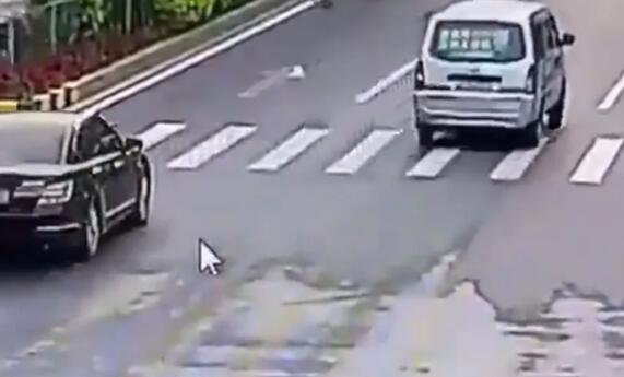 特斯拉撞飛騎手后沖上人行道 肇事司機(jī)隨即被警方控制