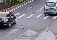 特斯拉撞飛騎手后沖上人行道 現(xiàn)場(chǎng)照片實(shí)在是嚇人