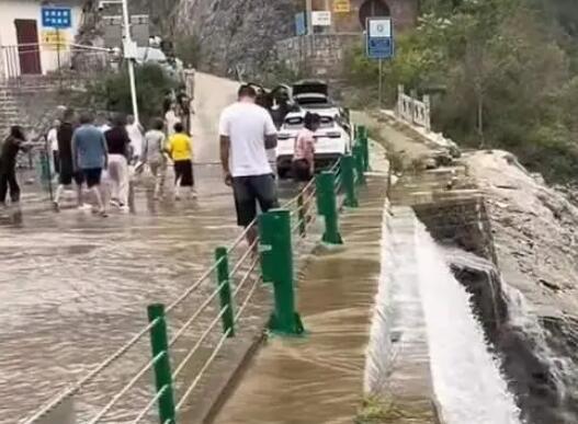 女子翻護(hù)欄撿手機(jī)墜下40米瀑布身亡 護(hù)欄內(nèi)很安全