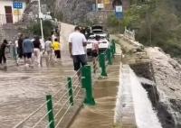 女子翻護(hù)欄撿手機(jī)墜下40米瀑布身亡 護(hù)欄內(nèi)很安全