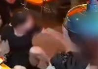 男子強(qiáng)行買(mǎi)單搭訕失敗粗暴攻擊女子 現(xiàn)場(chǎng)畫(huà)面實(shí)在是讓人氣憤