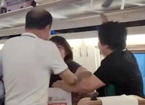 高鐵拒換座被打女子:對(duì)方先動(dòng)手 用力推搡小桌板3到4次