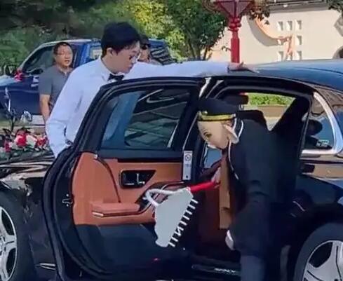 新郎開邁巴赫扮豬八戒接新娘 莊嚴而又引人注目太喜慶了