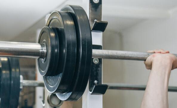 男子被杠鈴壓死 老板:杠鈴他買的 事發(fā)時(shí)健身房并非營(yíng)業(yè)時(shí)間