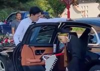 新郎開邁巴赫扮豬八戒接新娘 莊嚴(yán)而又引人注目太喜慶了