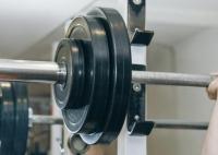 男子被杠鈴壓死 老板:杠鈴他買的 杠鈴壓在了其脖子處