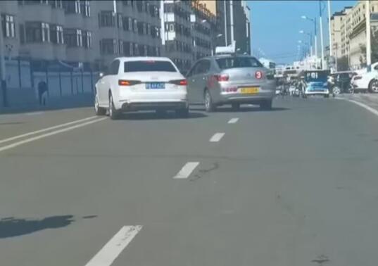 官方回應(yīng)駕考安全員開車別?？忌?現(xiàn)場(chǎng)照片曝光實(shí)在是讓人氣憤