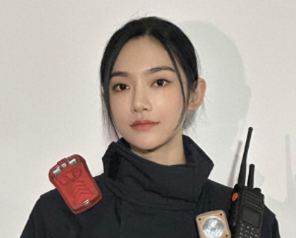 他從火光中走來嚴黛扮演者是誰?