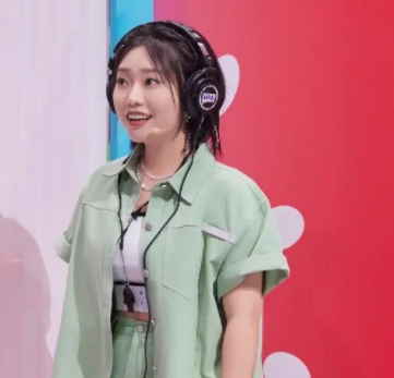 李雪琴內(nèi)耗好嚴(yán)重 大學(xué)期間曾抑郁自殺