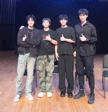 開幕式唱歌的是誰 唱歌的4個帥哥是誰