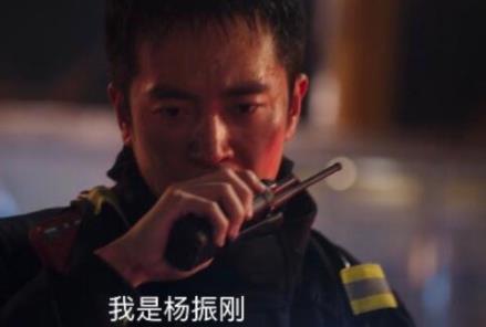 他從火光中走來?xiàng)钫駝偨Y(jié)局死了沒?