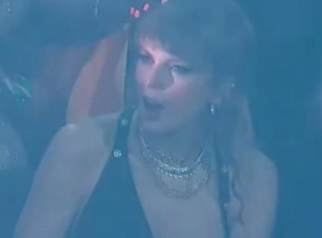 “霉霉”泰勒玩緋聞男友耳朵 兩人“頻繁接觸”中