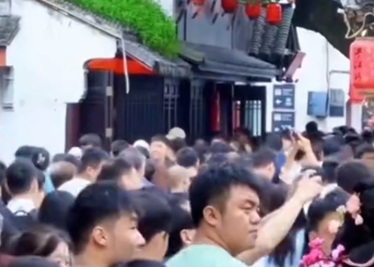 蘇州一景點(diǎn)排隊(duì)一公里 整街才五百米太嚇人了