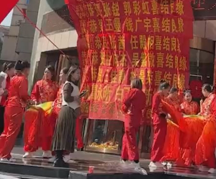 酒店1天11對新人結(jié)婚拉滿橫幅 場面實在是讓人震驚