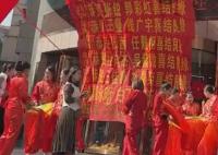 酒店1天11對(duì)新人結(jié)婚拉滿(mǎn)橫幅 照片曝光簡(jiǎn)直太驚人了