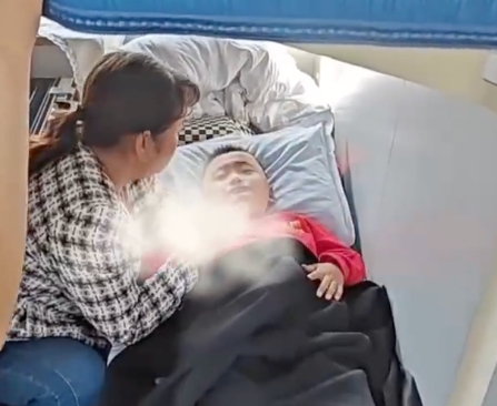 男孩從臥鋪摔下 拍攝者:摔對折了 頭和腰直接平齊了