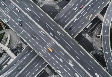 小車高速出口突然變道致多車相撞 小轎車強行切入左側車道