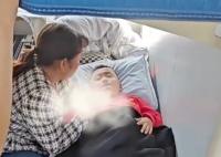 男孩從臥鋪摔下 拍攝者:摔對折了 照片曝光太嚇人了