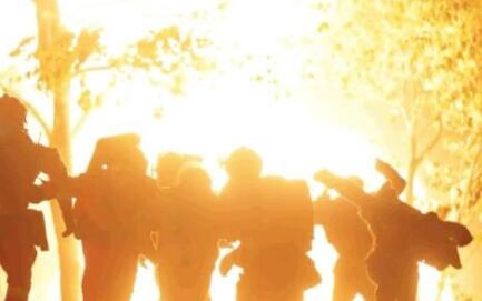 他從火光中走來大結(jié)局誰死了?