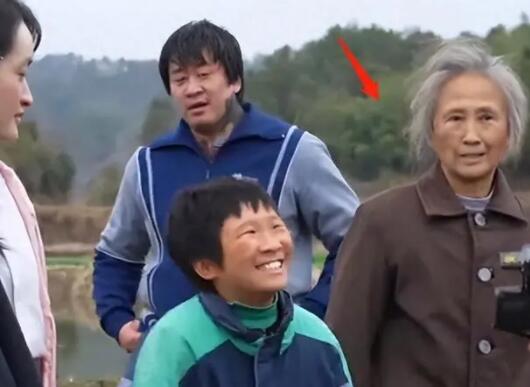 河邊的錯(cuò)誤幺四婆婆為什么跪趴在地上?