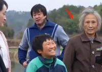 河邊的錯(cuò)誤幺四婆婆為什么跪趴在地上?