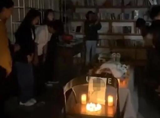 25歲女孩為自己辦葬禮請朋友吃席 背后真相實在是讓人意外
