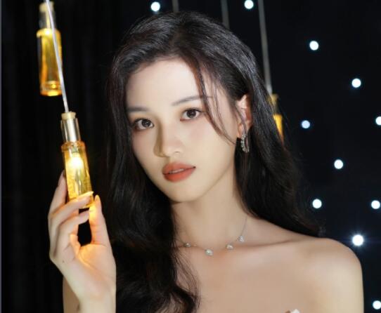 以愛(ài)為營(yíng)秦時(shí)月喜歡誰(shuí)?