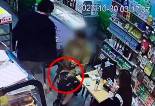 女孩在便利店突遭外籍男子潑剩飯 背后原因讓人無(wú)法理解