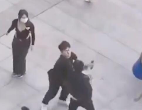 高校情侶與校外人士起沖突大打出手 女生指責男子盯著自己看