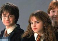 哈利波特里的學(xué)校叫什么名字?