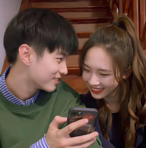 何與盧洋洋是真情侶嗎