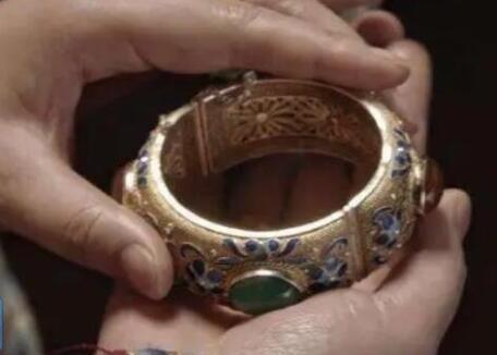 如懿鐲子里的零陵香是誰放的