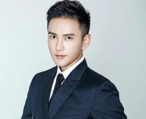 王仁君和馮紹峰對比照片 王仁君個人簡介